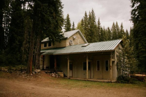 Rustic Executive Cabin at Beaverfoot